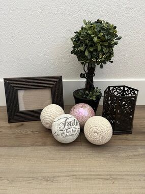 Neutral Beige Decorative Rope Balls and Script Faith Accent Set